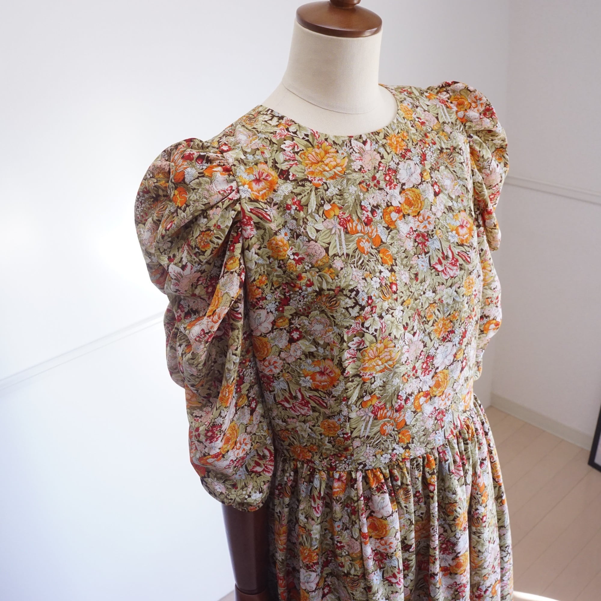 新品　Jacadi × LIBERTY 花柄　フリル　ワンピース　オレンジ10A LIBERTY gathered sleeve dress リバティ×くしゅくしゅ袖ワンピース