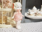 JAPANビスク　赤色リボン・ピンク服女の子（鼻欠け） 画像2