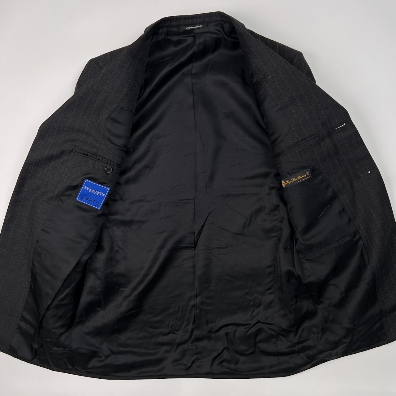 イタリア製 GIULIANO CAPONI ジュリアーノカポーニ ロロピアーナ ストライプ セットアップ 3B スーツ 44/6/R /チャコールグレー×ゴールド系/メンズ