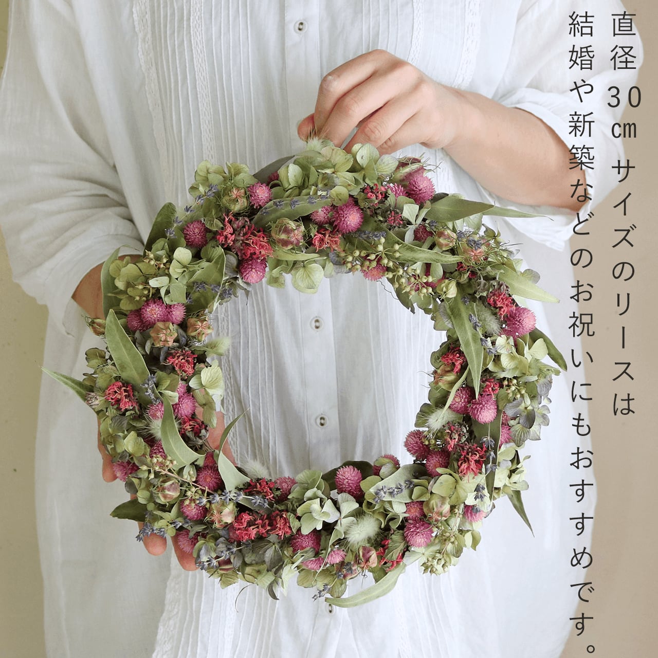 シルバーリーフやピンクの小花の三日月リース クレッセントリース