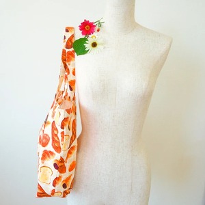 オリジナル生地のトートバッグ、エコバッグにも 「Oishii パン」