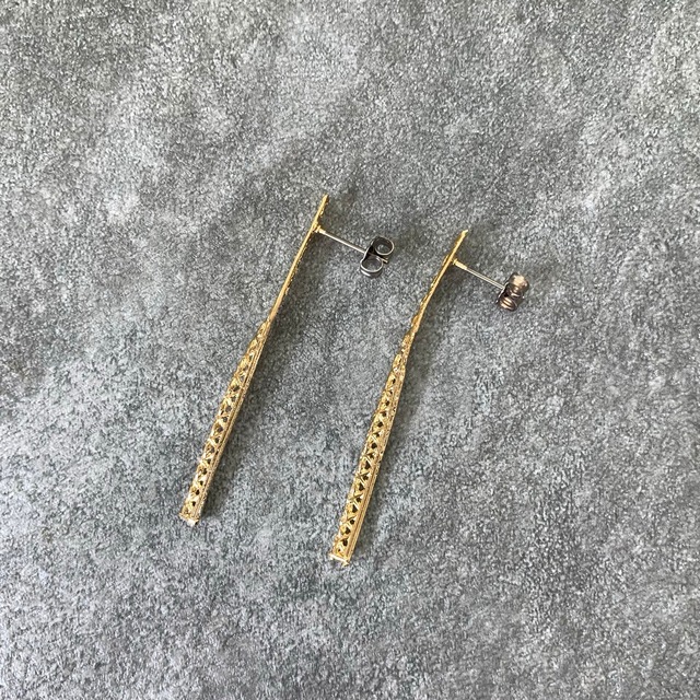 ツイステッドピアス（ゴールド）