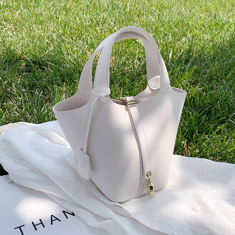 フランスのニッチなレディースバッグ2020夏人気の新しい流行のファッションオールマッチメッセンジャーネットレッドポータブルバケットバッグ 手作りハンドバック84957792192