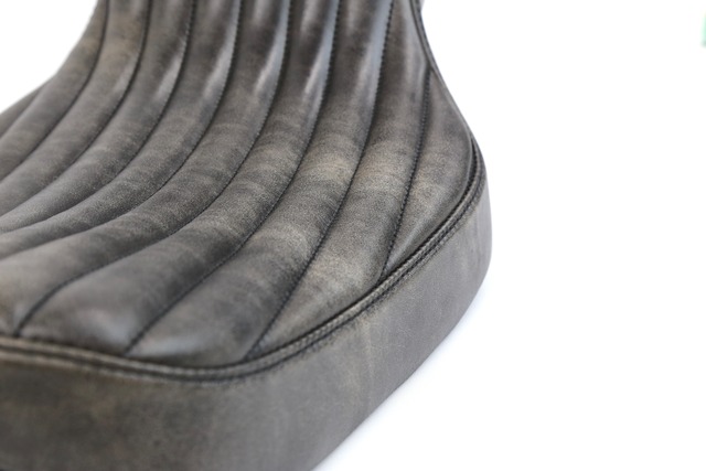 -03スポーツスター専用King&Queenシート［縦タックロール］クラックレザー (ssD02cc)