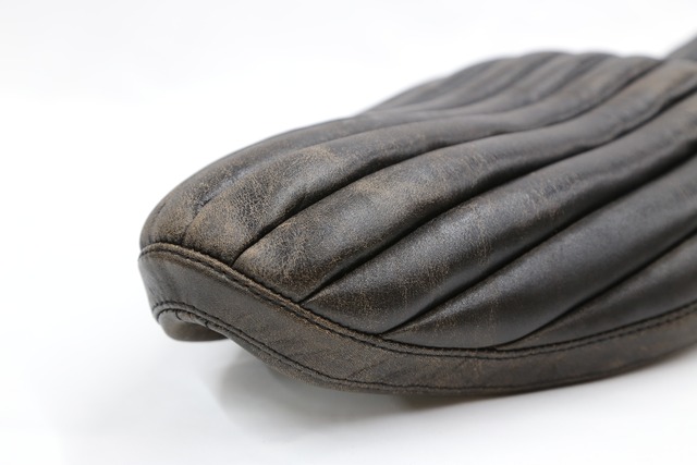 【抽選販売】クラックレザー : 60sトラディション ソロシート［縦タック&ロール］(CBW01)