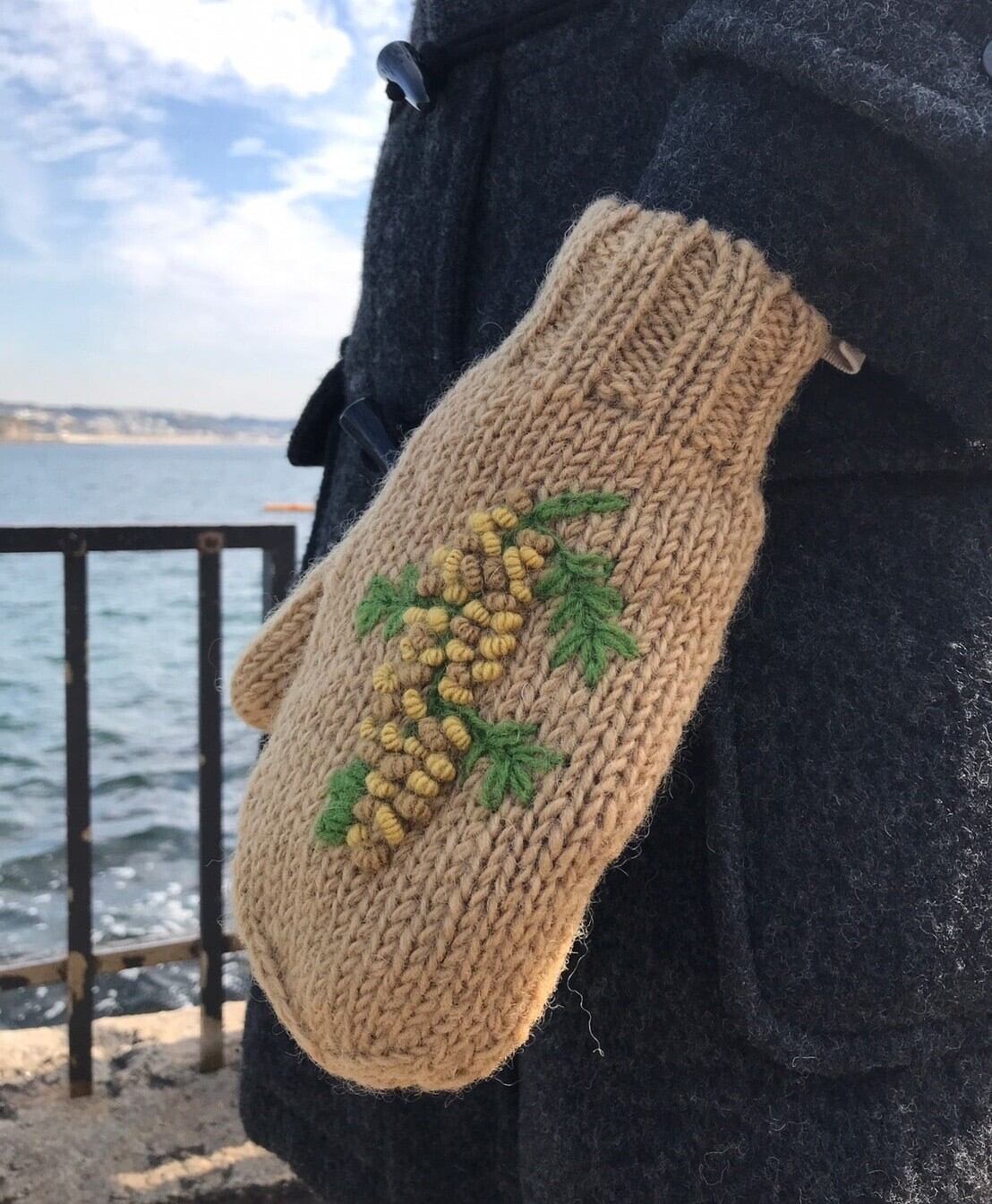 ナチュラルデザインが人気の手編みミトン・ミモザ( スリット付き)