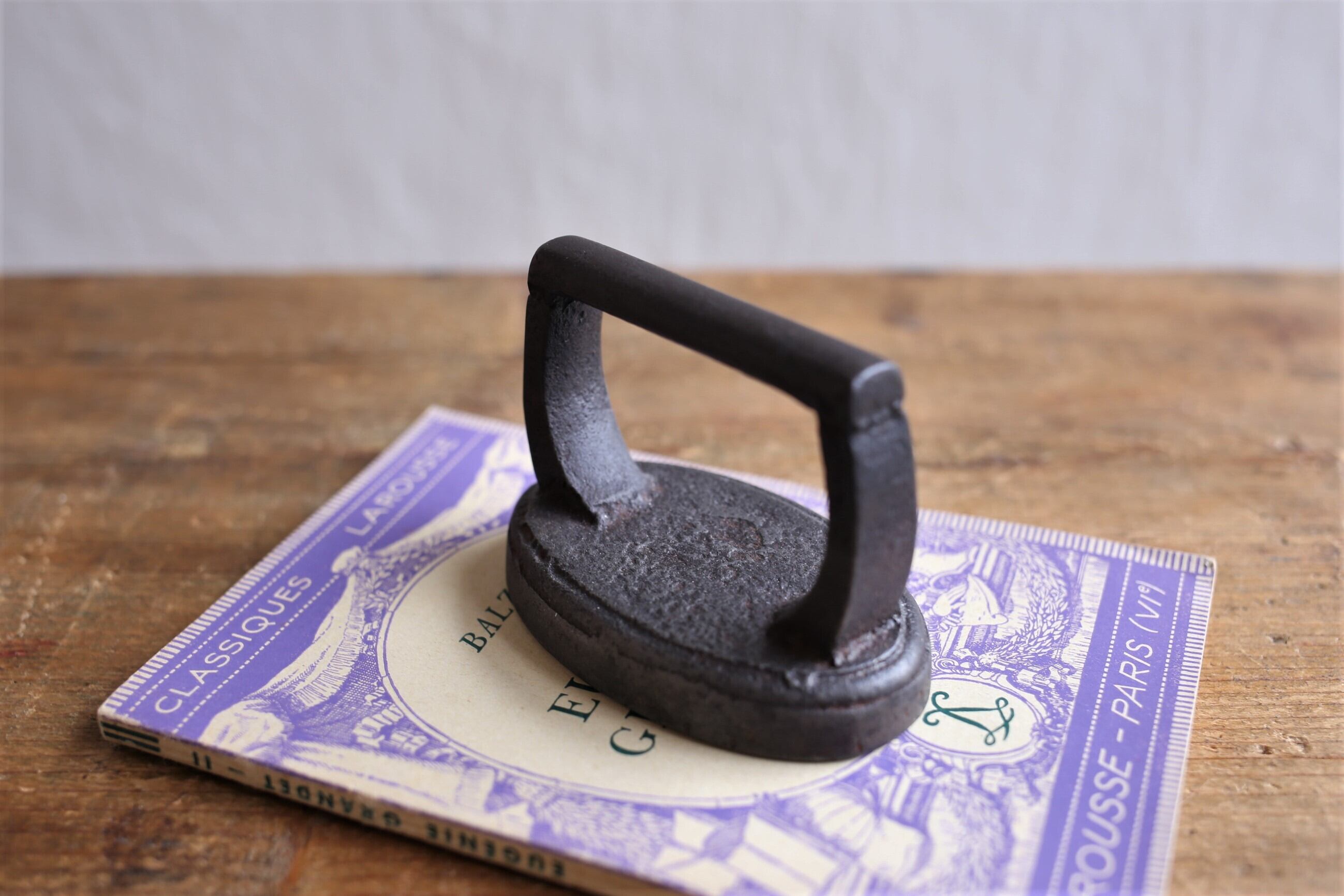 フランス アンティーク ヴィンテージ 鉄製 ミニアイロン オーバル型 N-02524