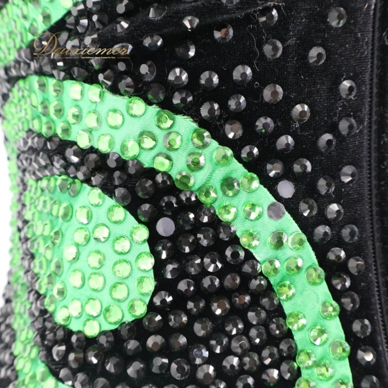 社交ダンス 衣装 スタンダードドレス ワンピース ドレス スタンダード 黒 緑 ベロア フリル レース デモ 競技 ダンス パーティ 発表会 上品 羽 高級感 ブラック系 グリーン系 ゴージャス スカート チュール おしゃれ 上品 高級衣装 ショー 衣装 美しい 華やか 大人用