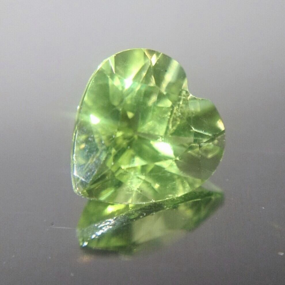 ペリドット ルース 天然 0.84ct | Chainon