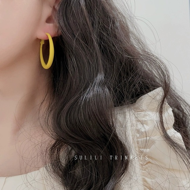 シインのカラフルなフープピアス