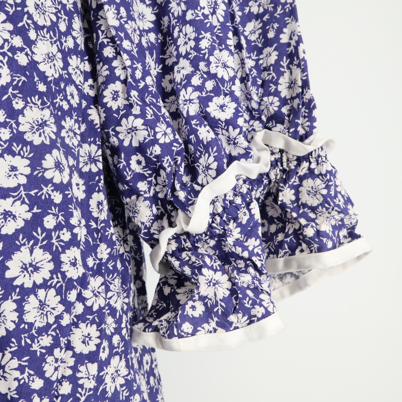 【ハワイ製 フラダンス衣装】ネイビー T&L MUUMUU FACTORY ワンピース ドレス 花柄 白 紺 華やか 七分袖 ハワイアン かわいい