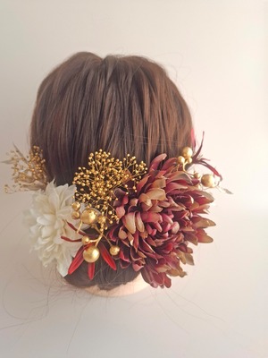 大和菊とダリア・赤いツイーディアの髪飾り