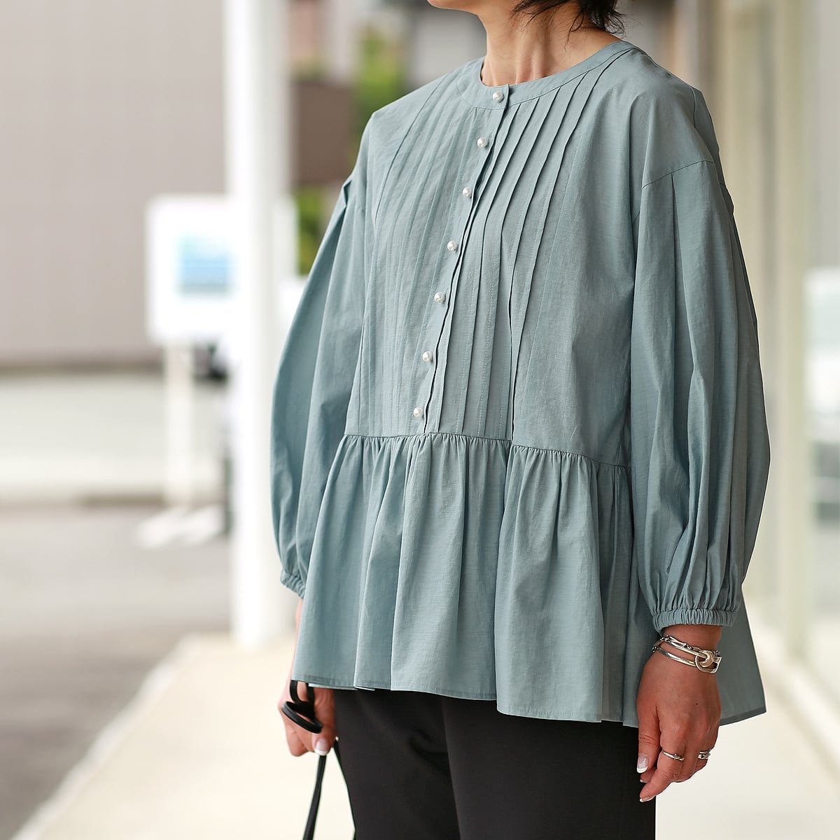 【営業日15:00迄のご注文は当日発送可能】BEATRICE (ベアトリス) パールボタン&ピンタックフロント 甘盛りブラウス