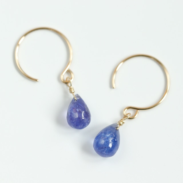 14kgf / 澄み渡るブルー / タンザナイトのシンプルピアス / 12月誕生石 / ギフト・プレゼント