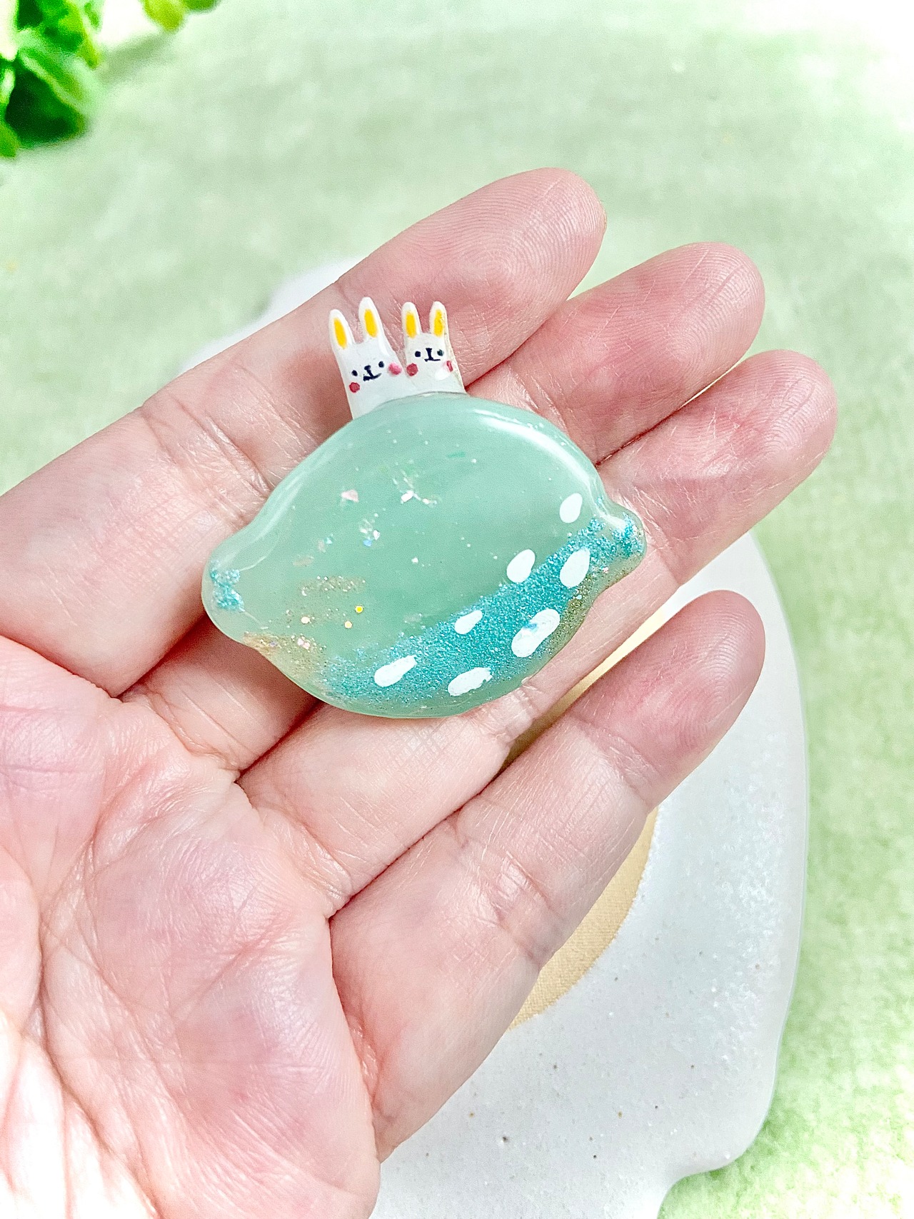 『ライムとうさぎちゃん』ガラスブローチ