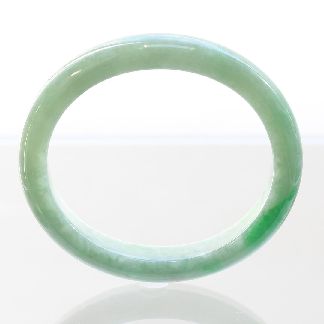 翡翠製円形バングル グリーンとホワイト 内径 約53mmx48mm 】楕円形 バングル gui fei/ green A貨翡翠