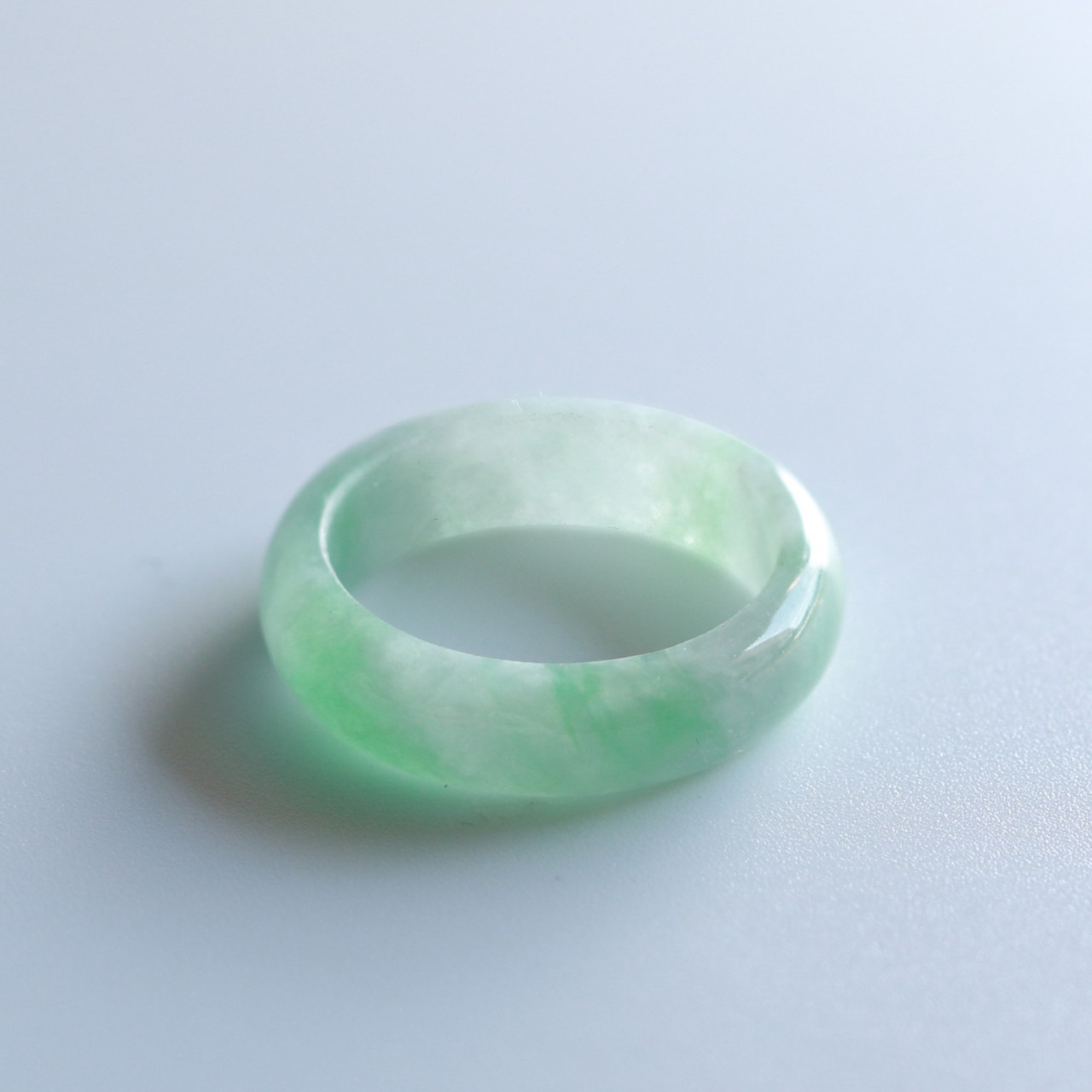 【17号】乳白色の海に緑がふわりっ!!翡翠くり抜き甲丸リング A貨翡翠 jd_rg1610