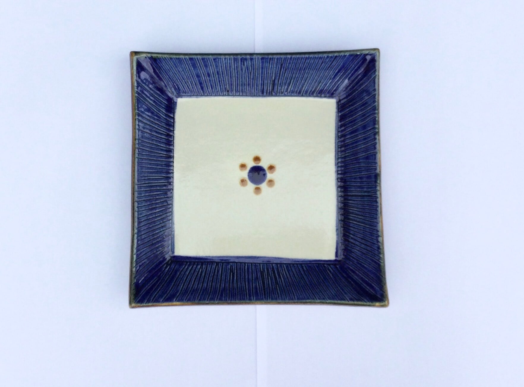 青い花柄の四角形陶器皿 四角皿（□18） 線彫り花ぐー コバルト | 陶眞窯（とうしんがま