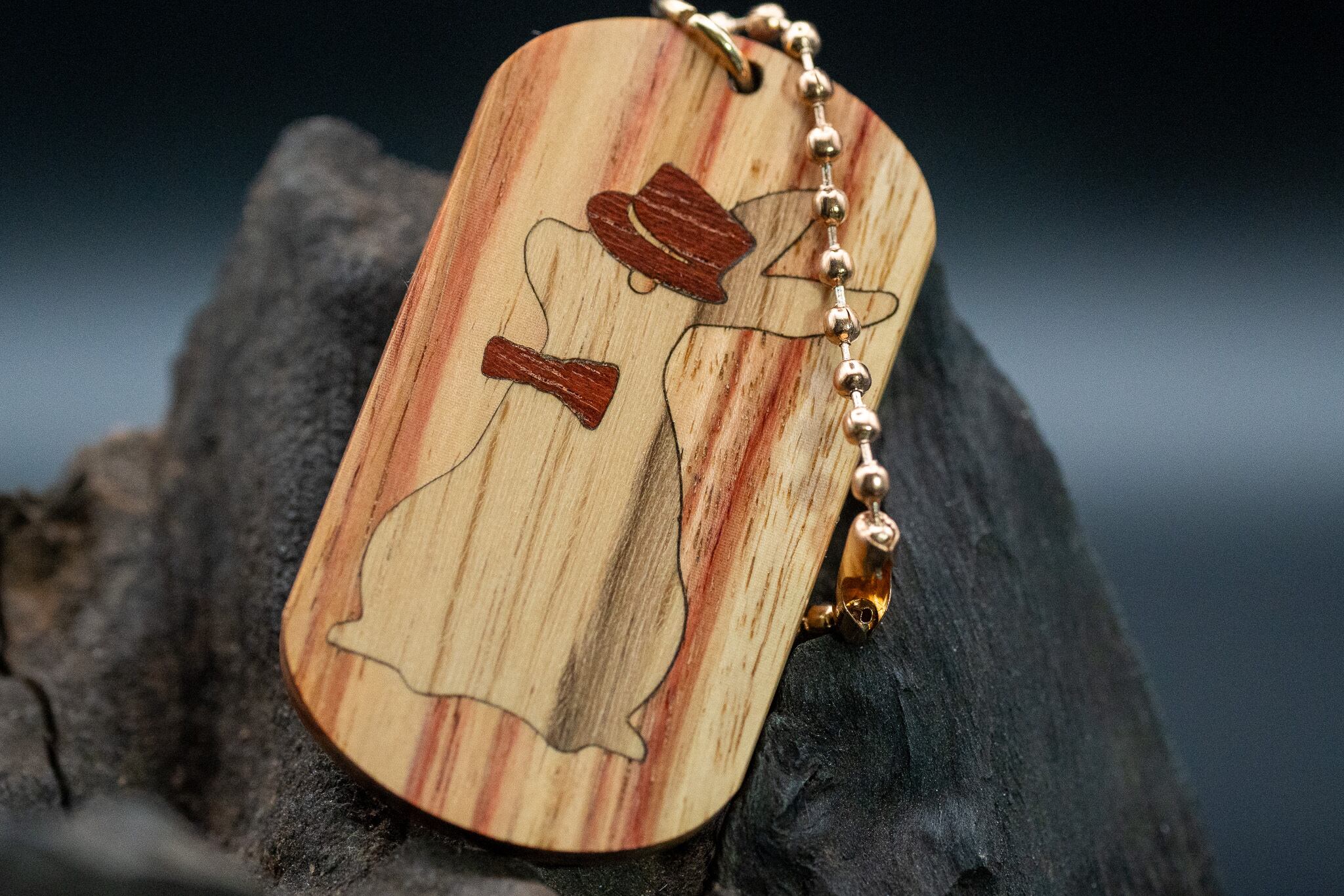 【 木材の女王】チューリップウッド ドッグタグ 象嵌 三月ウサギ