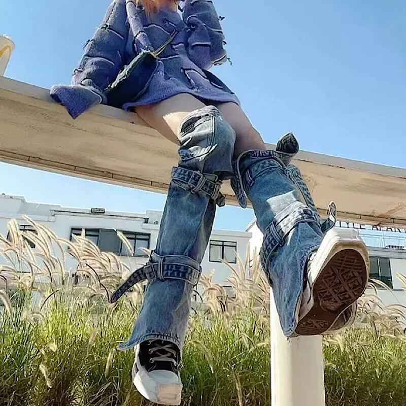 レッグラインを 華奢見せ ベルト付き デニム レッグウォーマー ソックス 足長効果 スタイルアップ Y2k スニーカーコーデ ブーツカット Lamitte Deco トレンド 韓国ファッション ショップ Base店