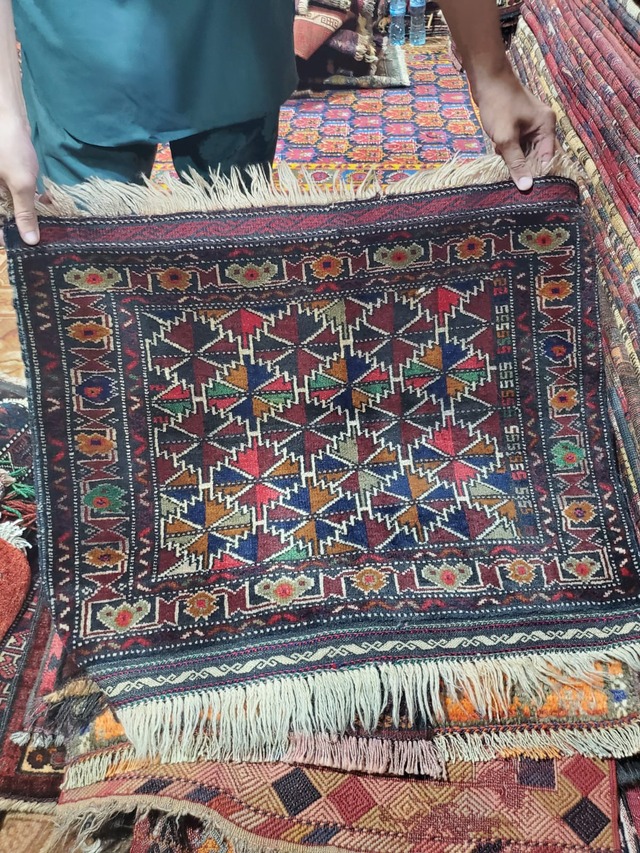 絨毯クエスト73【No.S-245】 ※現在、こちらの商品はパキスタンに置いてあります。ご希望の方は先ずは在庫のご確認をお願いします。