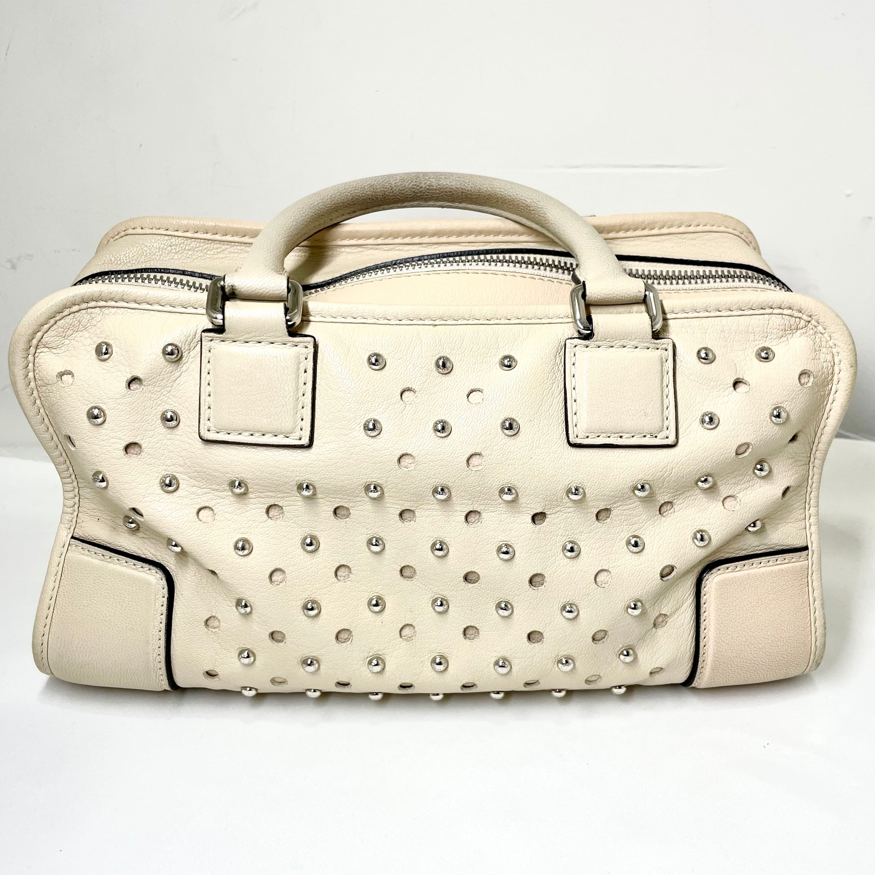 LOEWE アマソナ28 スタッズ アナグラム ハンドバッグ レザー LOEWE アマソナ28 スタッズ アナグラム ハンドバッグ レザー