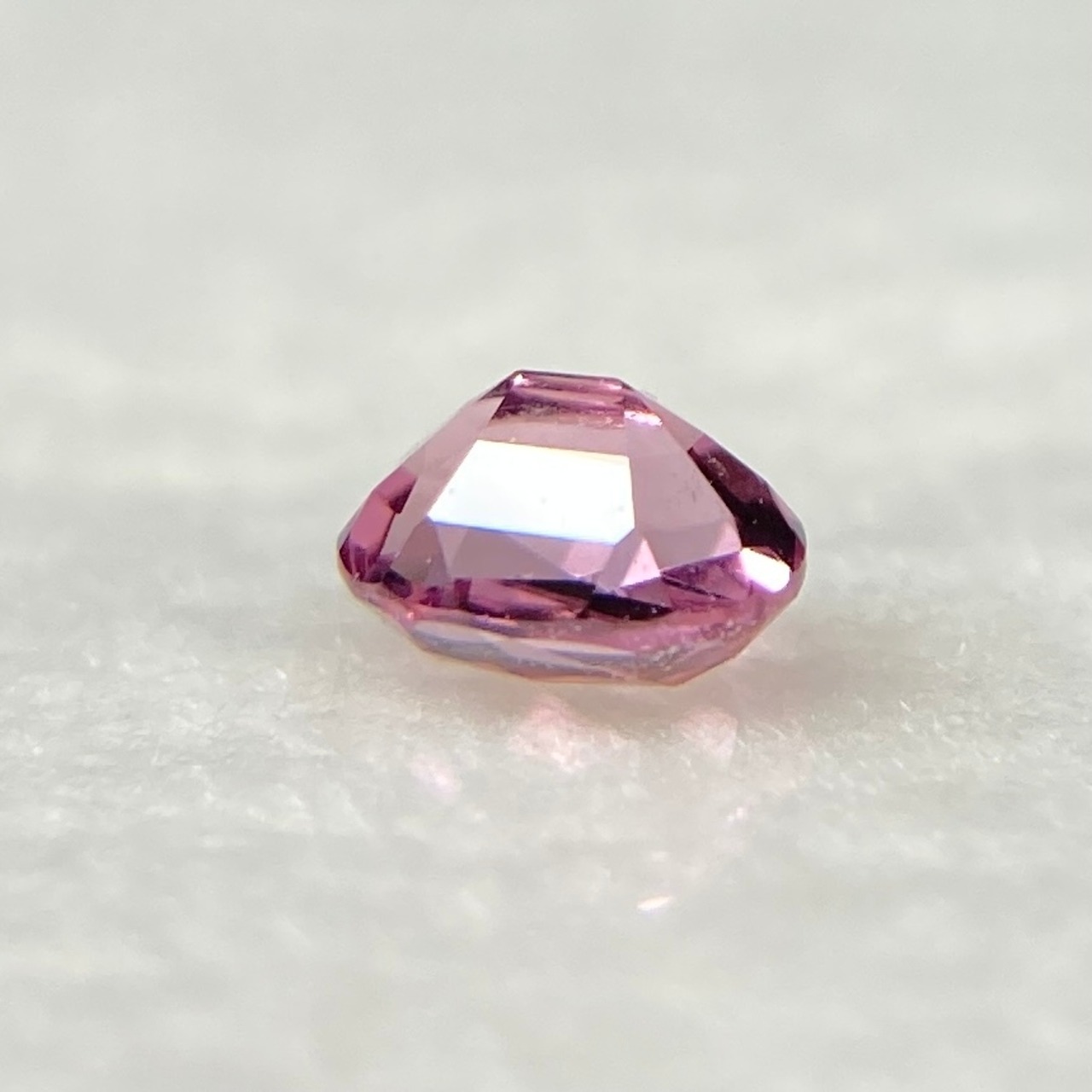 スピネル オーバルカット 約3.9*2.9*2.4mm r-0526