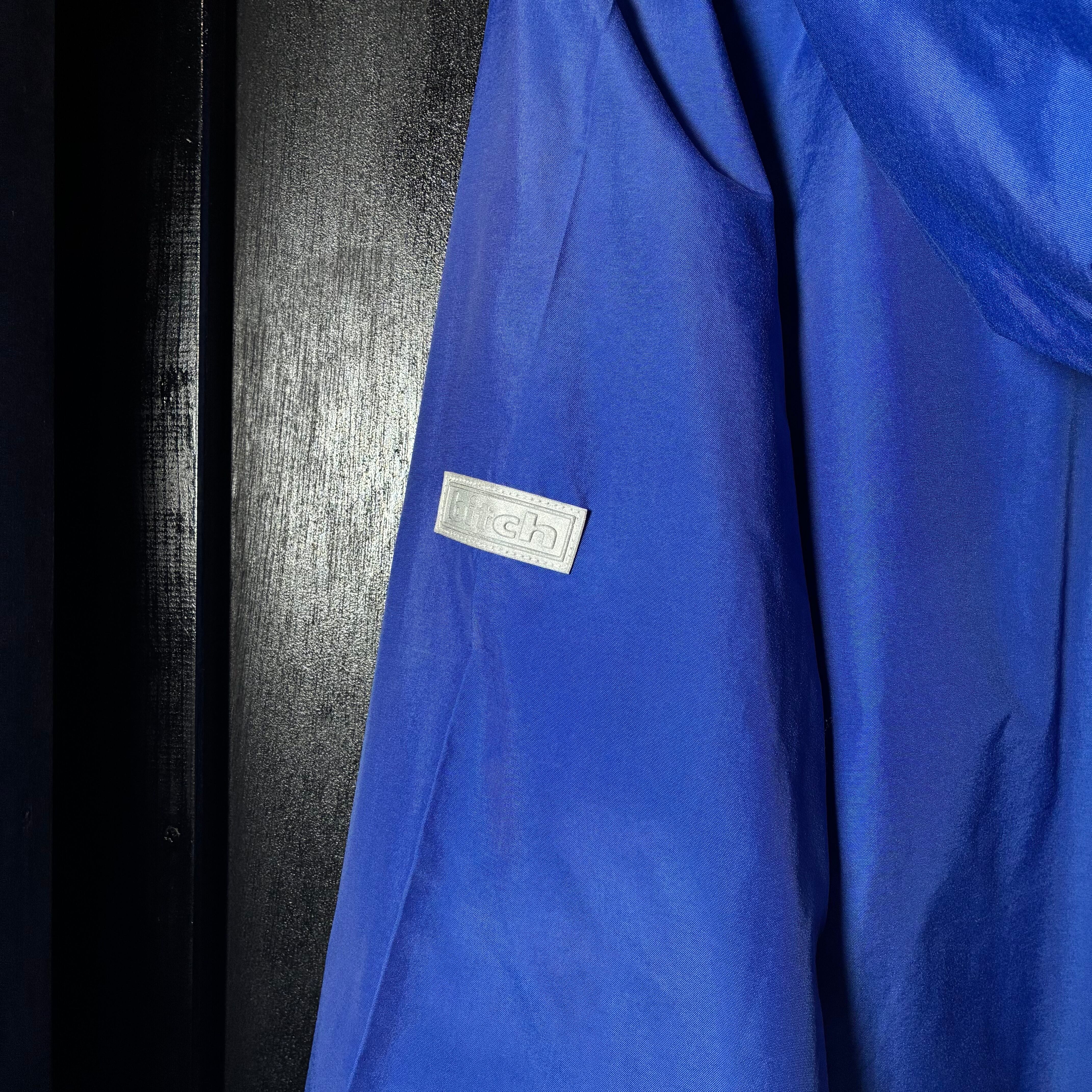 bitch skateboards ナイロンアノラックフーディー ブルー ビッチ