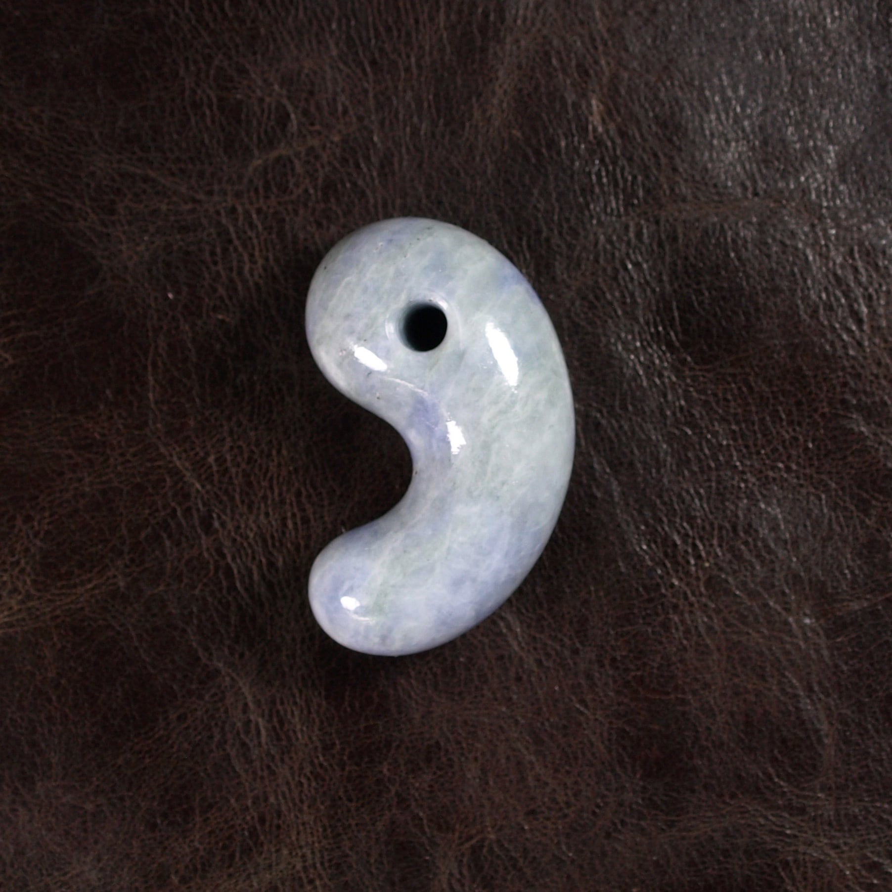 糸魚川翡翠 ラベンダー ヒスイ まがたま 勾玉 14.0g Lavender Jadeite