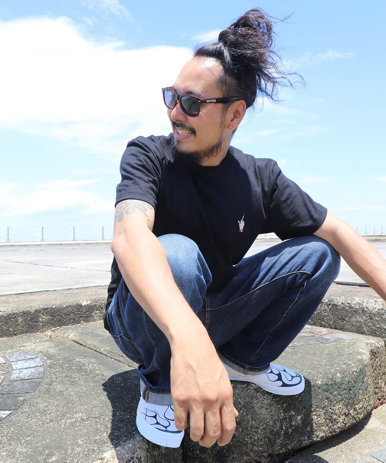 RAISE MIDDLE FINGER - 刺繍Tee (Mサイズ)