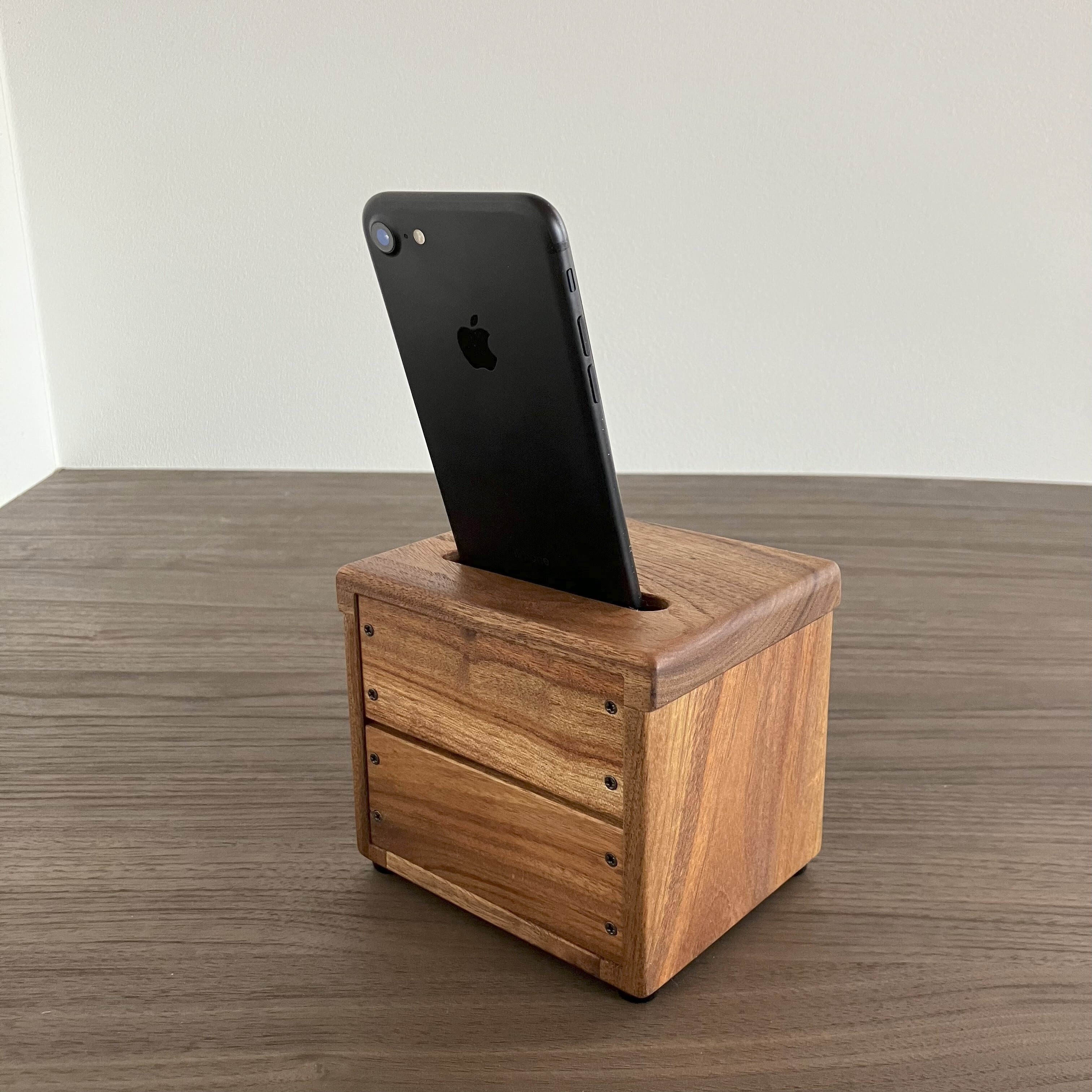 amp】ギターアンプをモチーフにしたスマホスピーカー | nove