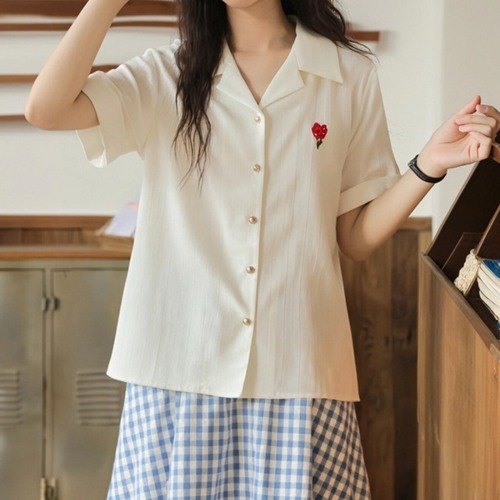 ポイント刺繍パールボタンブラウス ・8001