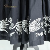【フラダンス衣装】ブラック系 ALOHA FABRICS パウスカート 黒 白 プルメリア柄 花柄 葉っぱ柄 モノトーン ホワイト系 かわいい かわいい スカート フラダンス パウスカート 黒白 フラワー プルメリア ハワイアン モノトーン デザイン