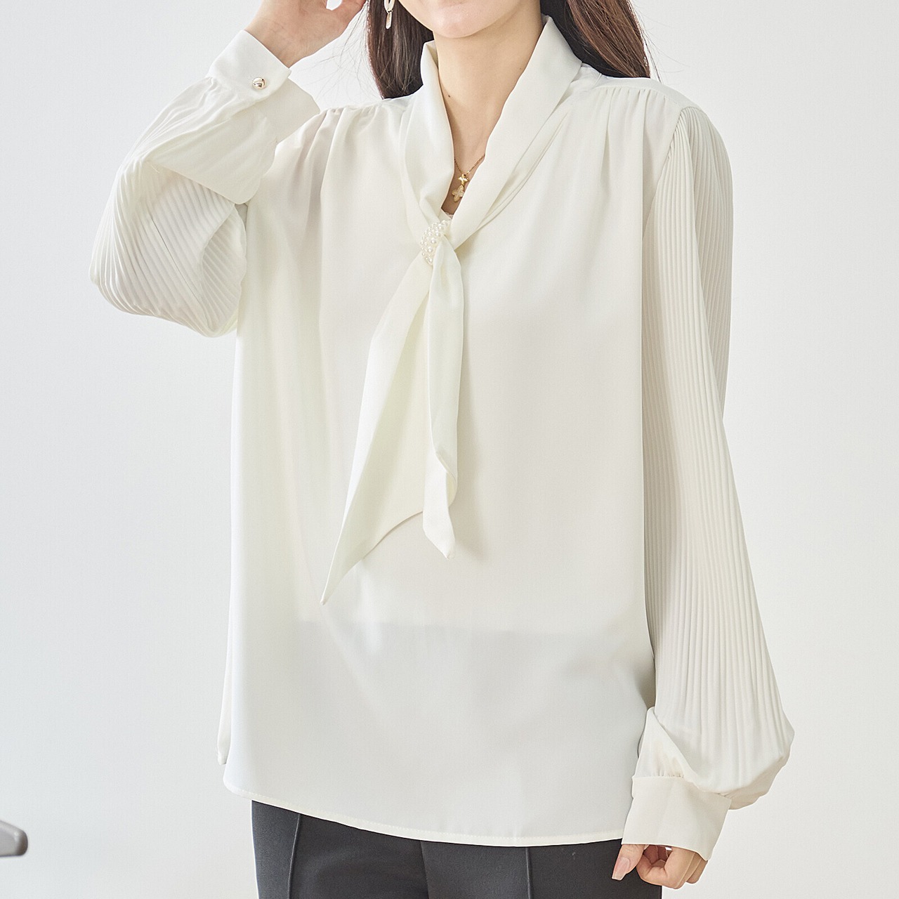 【SALE 6%OFF 4/8 10:00まで】プリーツスリーブシフォンボウタイブラウス【L~LL】アイボリー