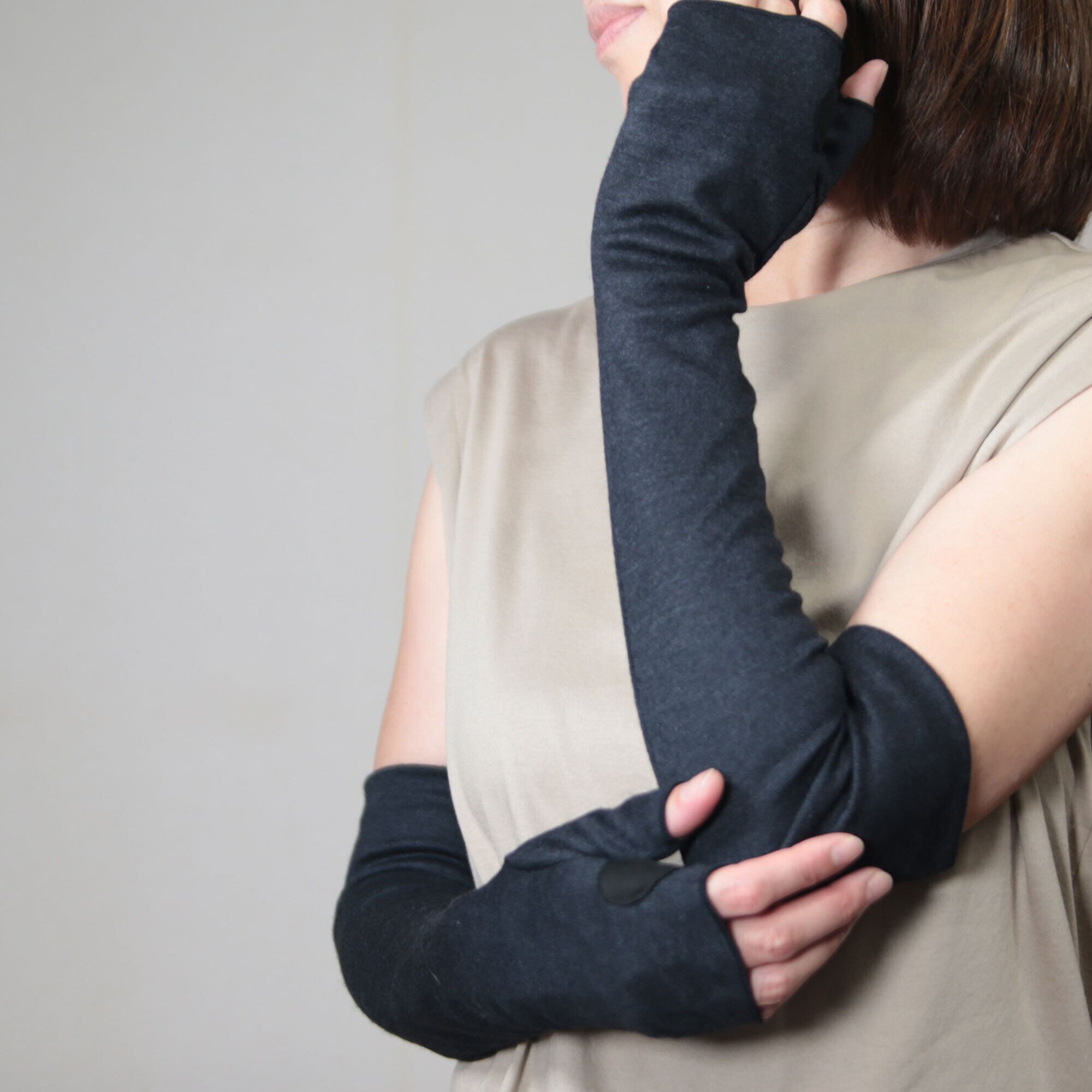 【シルクウール・アームカバー・ミテーヌセミロング】ブラック/上質で高級感のある天然繊維・シルクウールを使用したUVケア・アームカバー