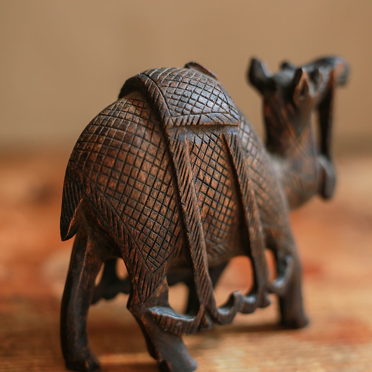 丸くて精巧な、木彫りのラクダ | 木と、輝と。| 一点もの ヴィンテージ