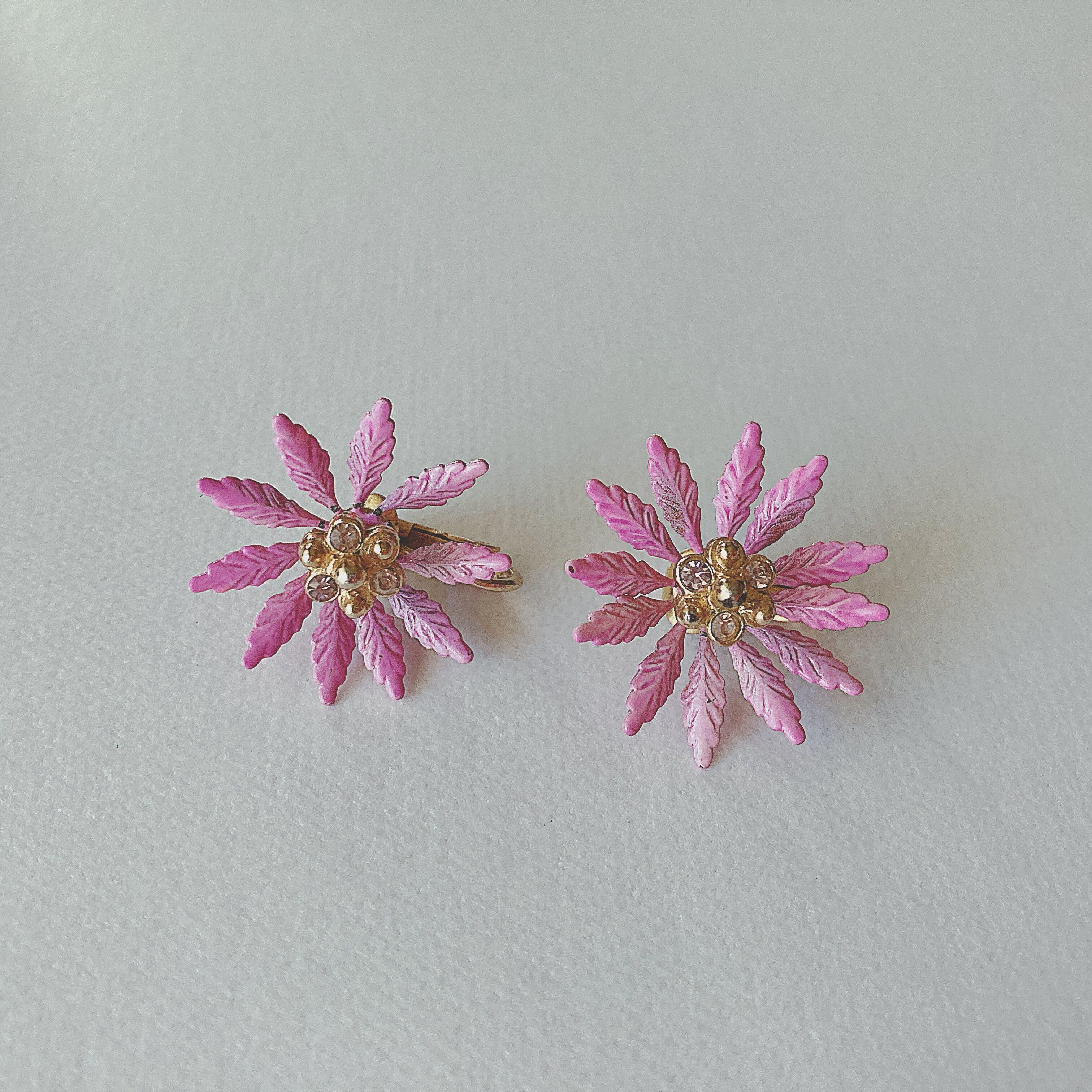 Vintage 60s - 70s pink enamel flower earrings ヴィンテージ 60年代 ...