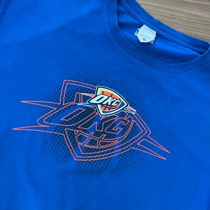 【NBA】オクラホマシティサンダー バスケットボール OKC ロゴ プリント Tシャツ XL US古着 アメリカ古着