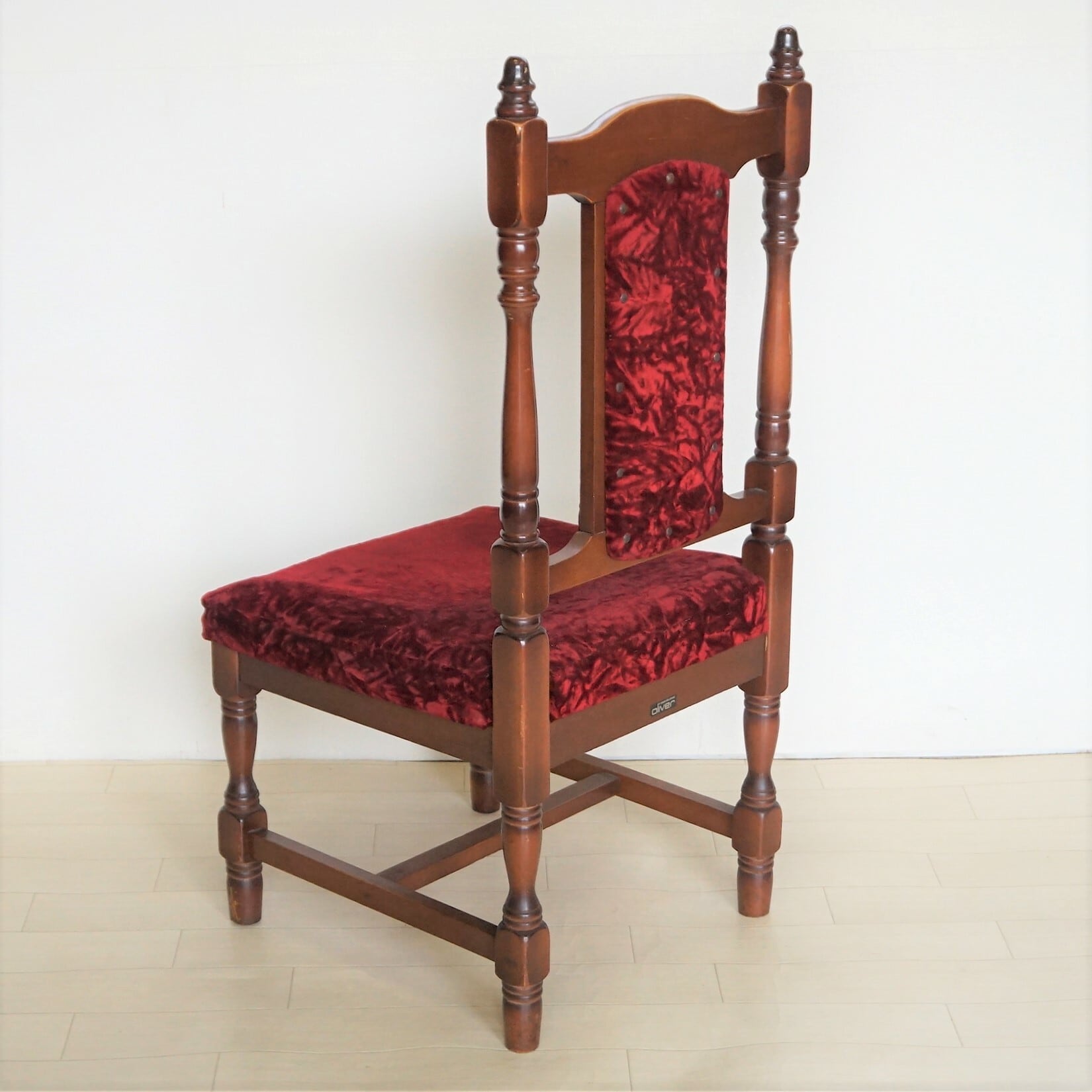 鋲打ちのワインレッドの椅子 | 純喫茶家具の村田商會