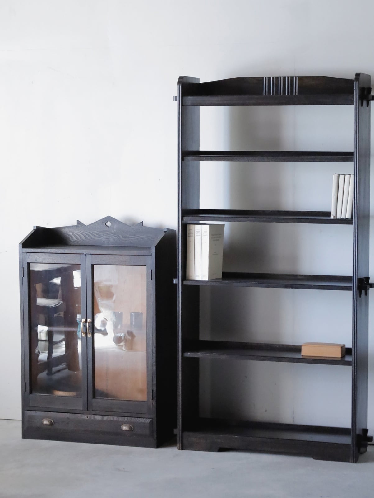 アンティーク ブラック 本棚 書棚 無垢材 収納棚 古家具 昭和レトロ アンティーク ブラック 本棚 書棚 無垢材 収納棚 古家具 昭和レトロ