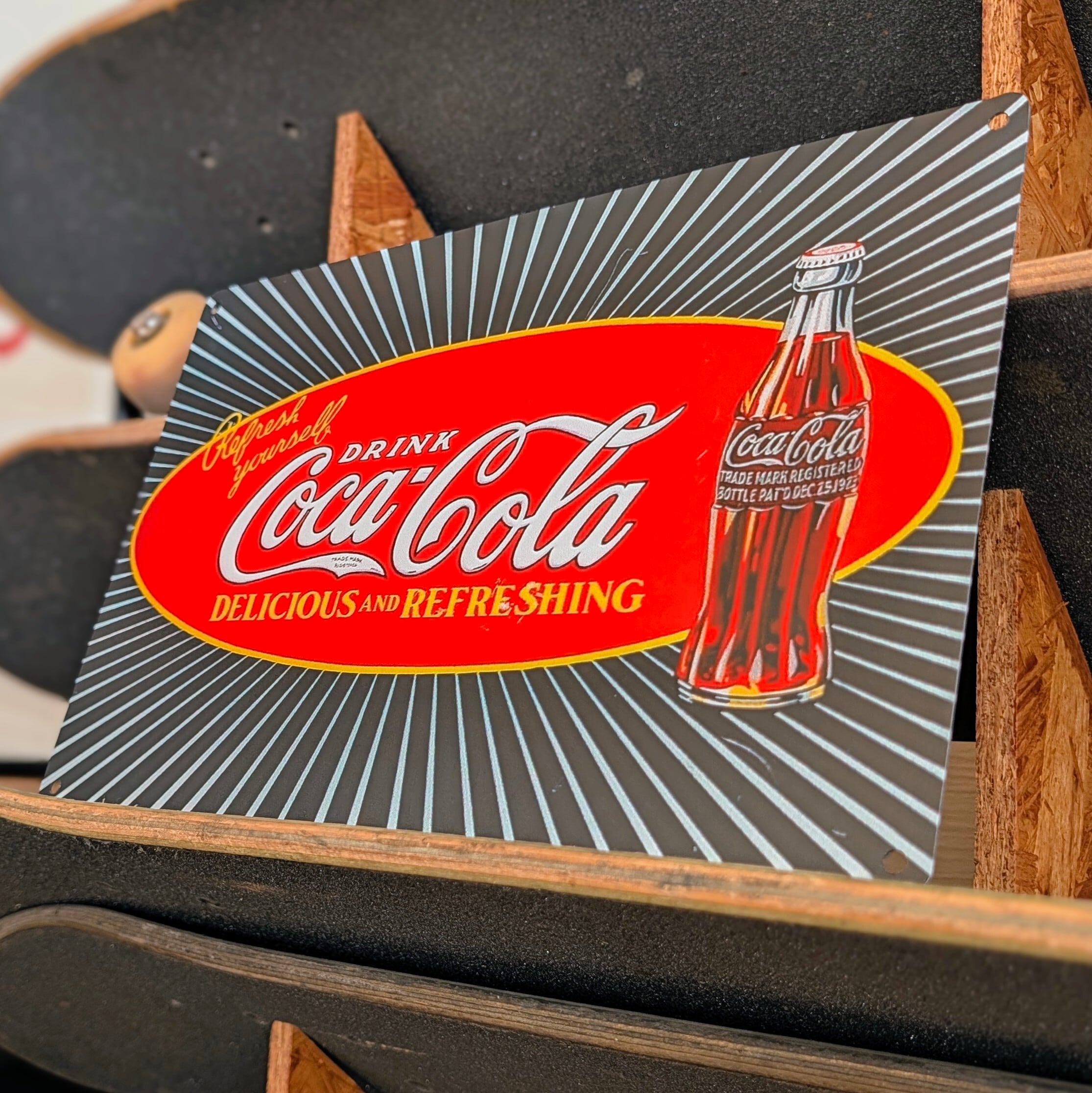 送料無料！ちょうどいいブリキ看板 【 Coca-Cola ( コカ・コーラ ) / Coke 】 METAL SIGN / メタルサイン / ブリキ看板 / サインボード / ビンテージ加工〚アメリカン雑貨 アメトイ〛