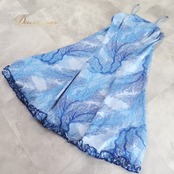 フラダンス 衣装 ワンピース ドレス ブルー系 メネフネプランテーション 日本製 ハワイアンプリント MENEHUNE PLANTETION 植物柄 アロハ フラ ダンス レッスン 練習 キャミソールドレス さわやか かわいい おしゃれ 上品 大人っぽい 華やか 鮮やか 水色 青 フリル裾 シンプル カジュアル 大人用 レディース きれいめ フラダンス衣装ドレス 舞台衣装