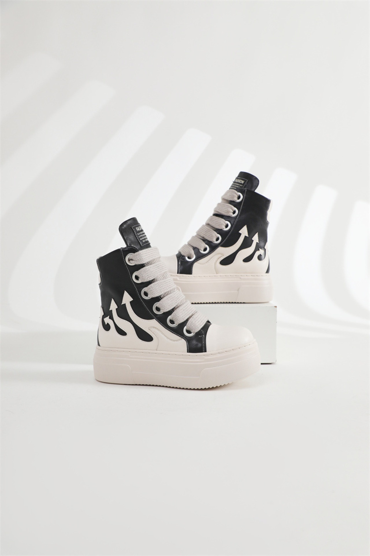 【最短即日発送】身長高見え設計｜主張しすぎないアロウハイカットスニーカー(SHS00051)