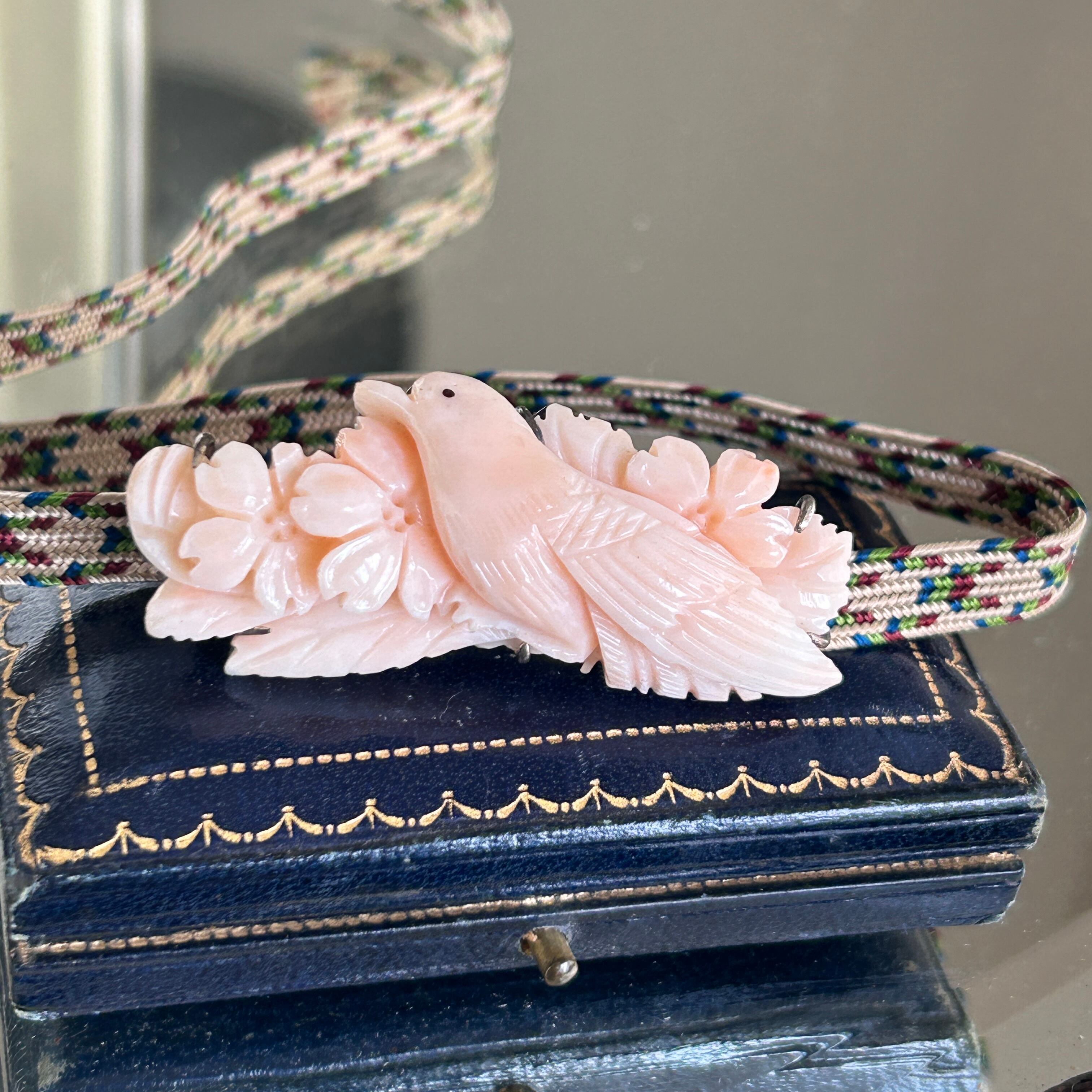 Vintage  薄桃サンゴカービング　桜にヒヨドリのブローチ