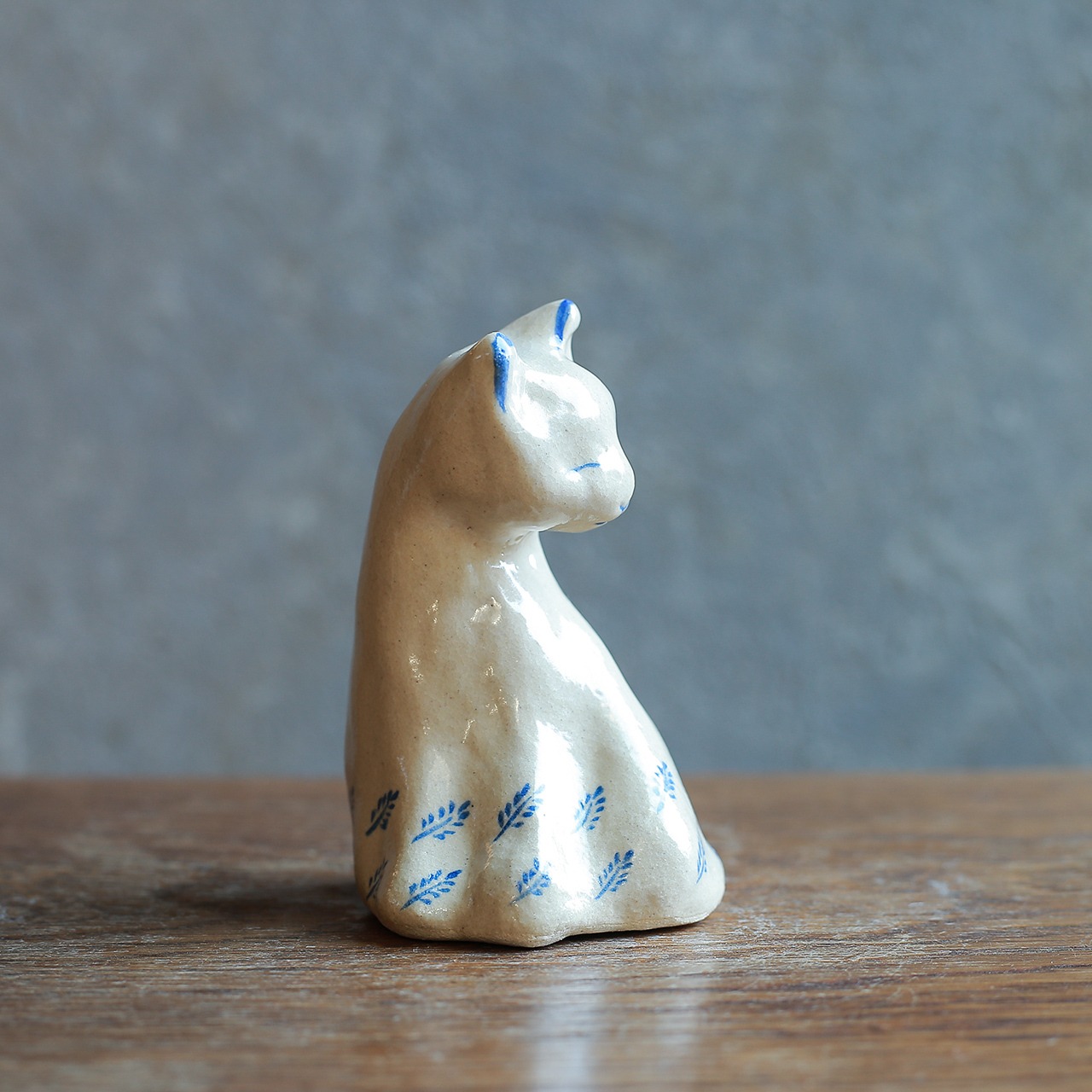 優しい表情で微笑む、陶器のネコ