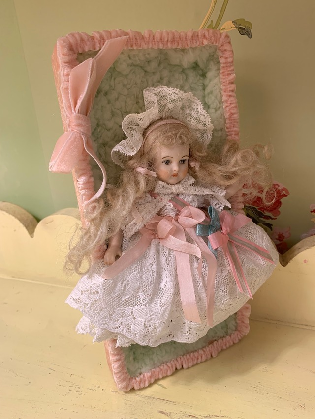 カルトナージュトレイ入りのヴィンテージドール　白いドレスを着たドール (211112)