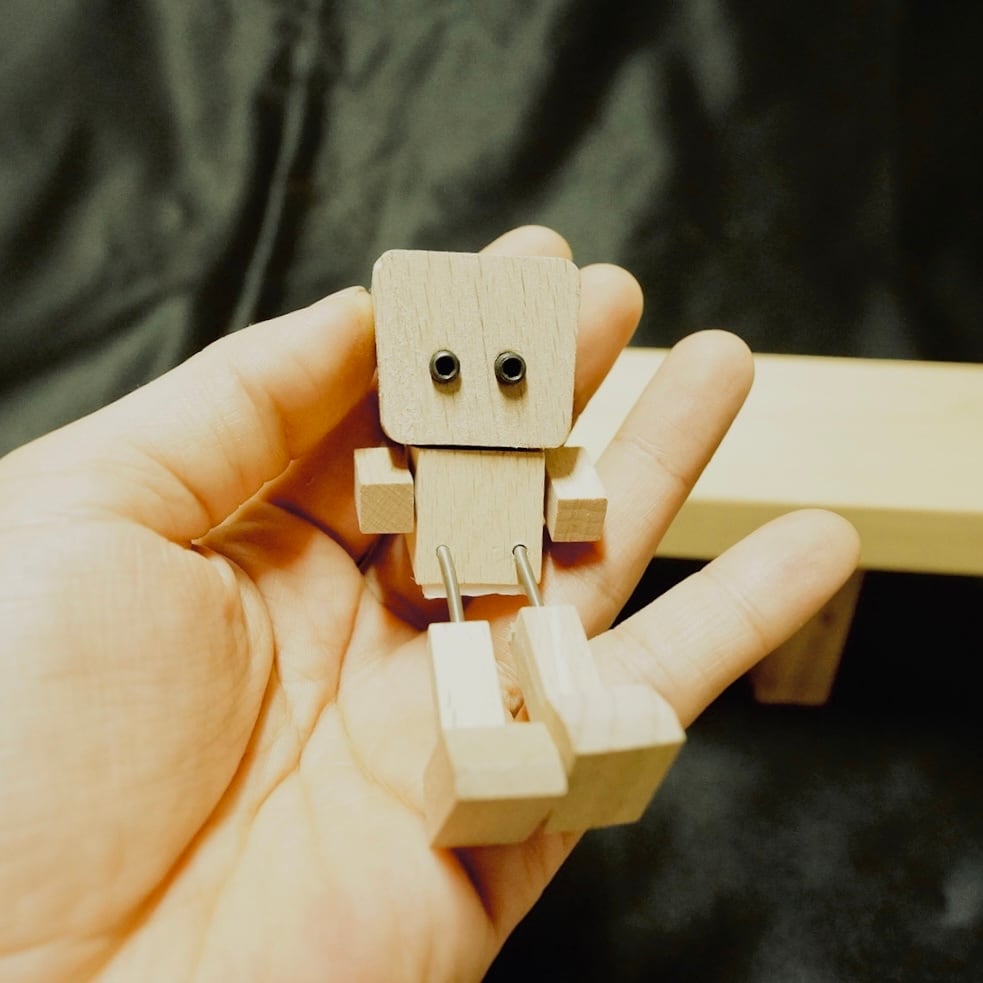 癒しのドライブ】ゆらゆら揺れる 木製 ロボット人形 カーアクセサリー