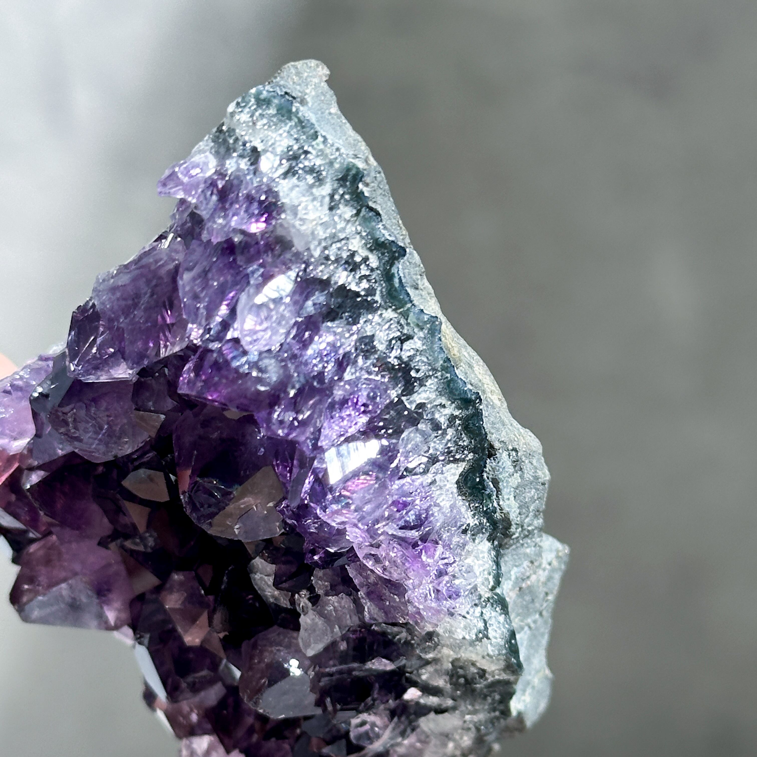 希少　天然石　ウルグアイ産　アメジスト　笑口　ドーム　天使の指紋多数　虹あり 希少 天然石 ウルグアイ産 アメジスト 笑口 ドーム 天使の指紋