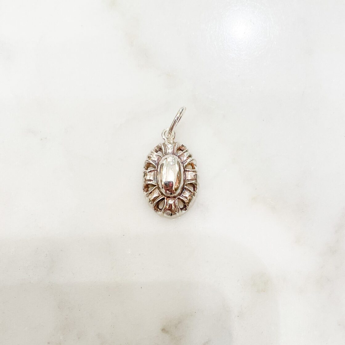 楕円に穴あきフレームのシルバー・ピンクシルバーチャーム | Pay ID 