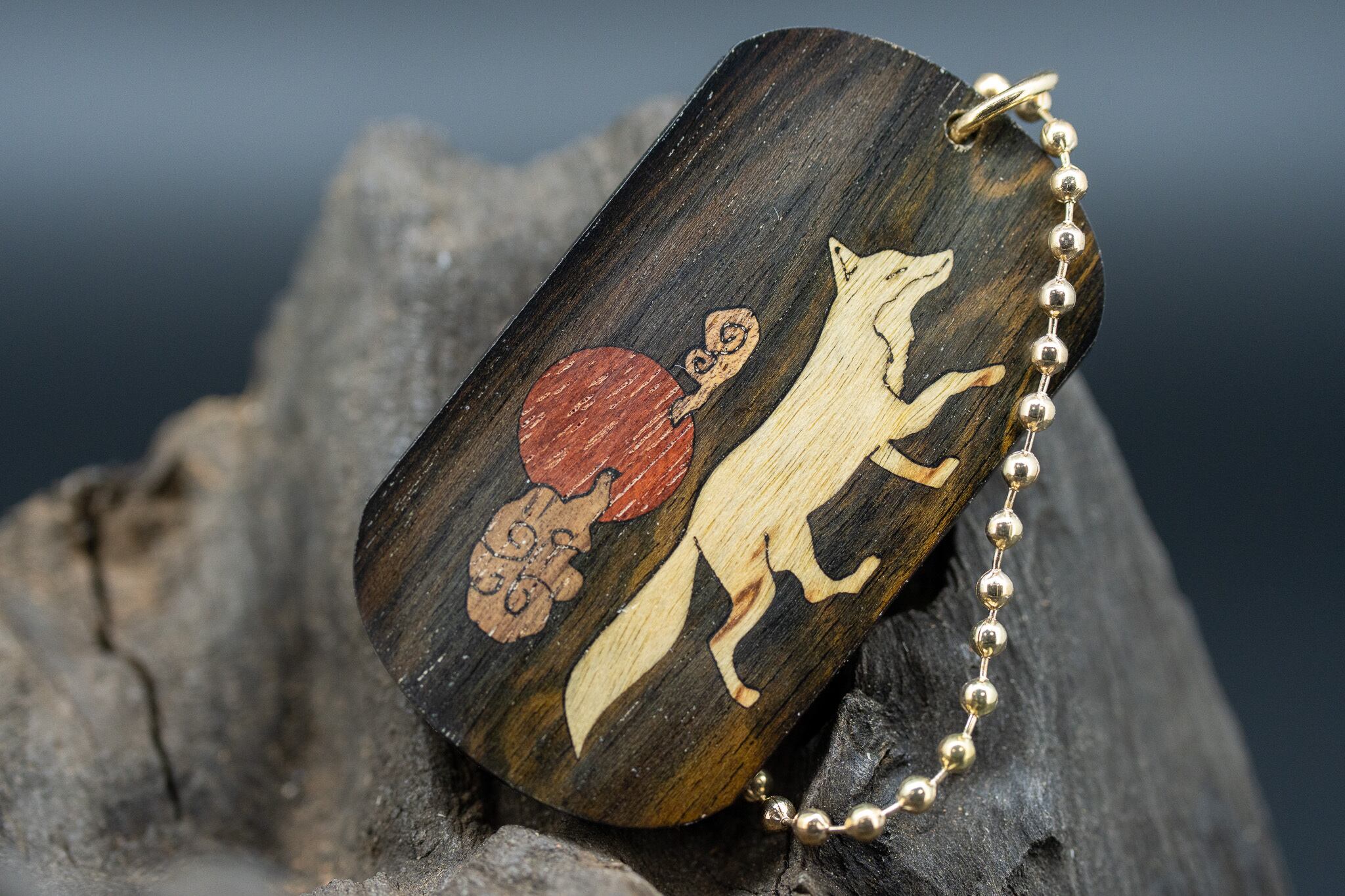 【幻の銘木】 青黒檀 ドッグタグ 象嵌 十五夜きつね